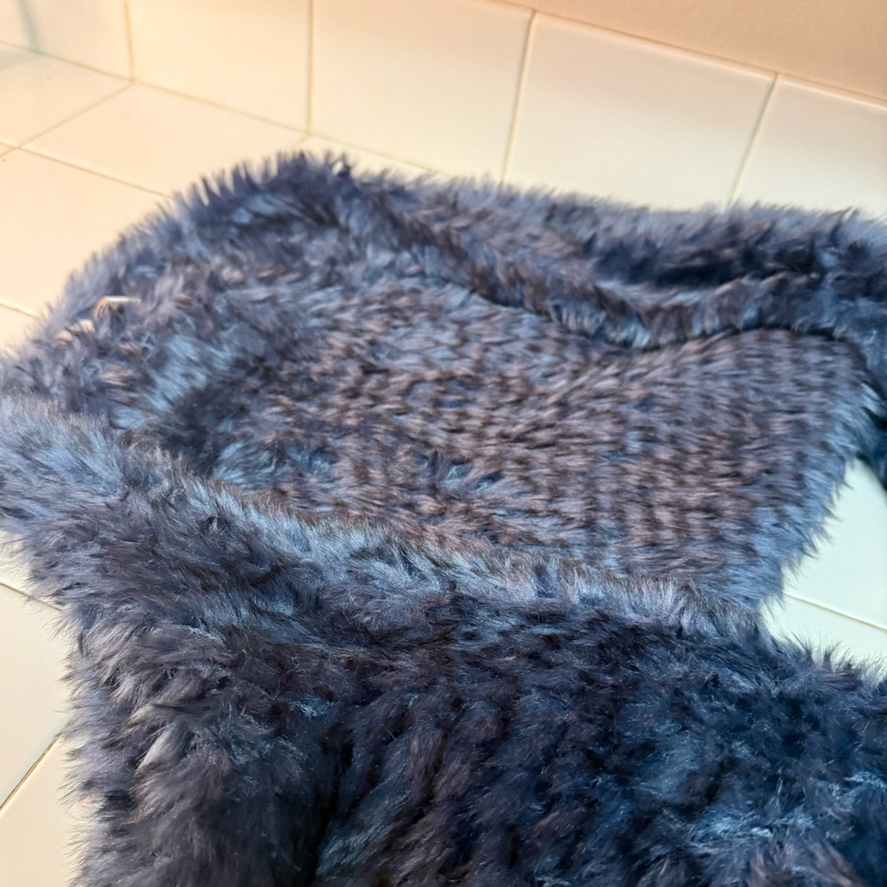 Like new!!!STUNNING 💫 The Lauren Faux Fur Wrap by Chicos Navy Blue Size L/XL